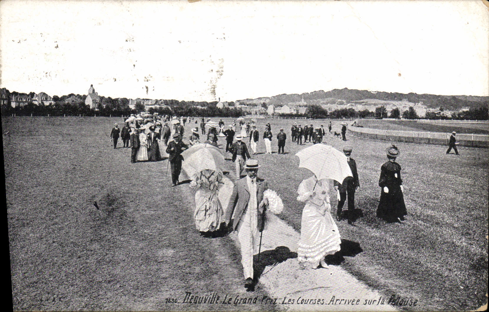 CPA Cheval Equitation Hippisme Deauville Le grand prix Les courses Arrivee sur la pelouse