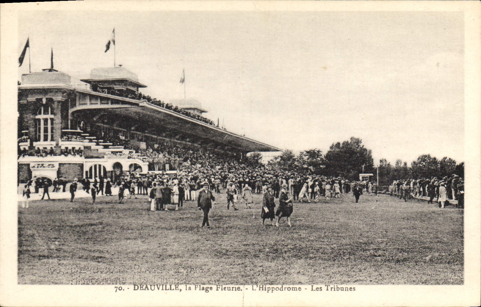 CPA Cheval Equitation Hippisme Deauville l'hippodrome Les tribunes