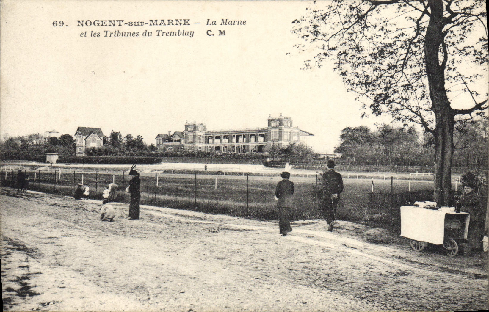 CPA Cheval Equitation Hippisme Nogent sur Marne La Marne et les tribunes du Tremblay