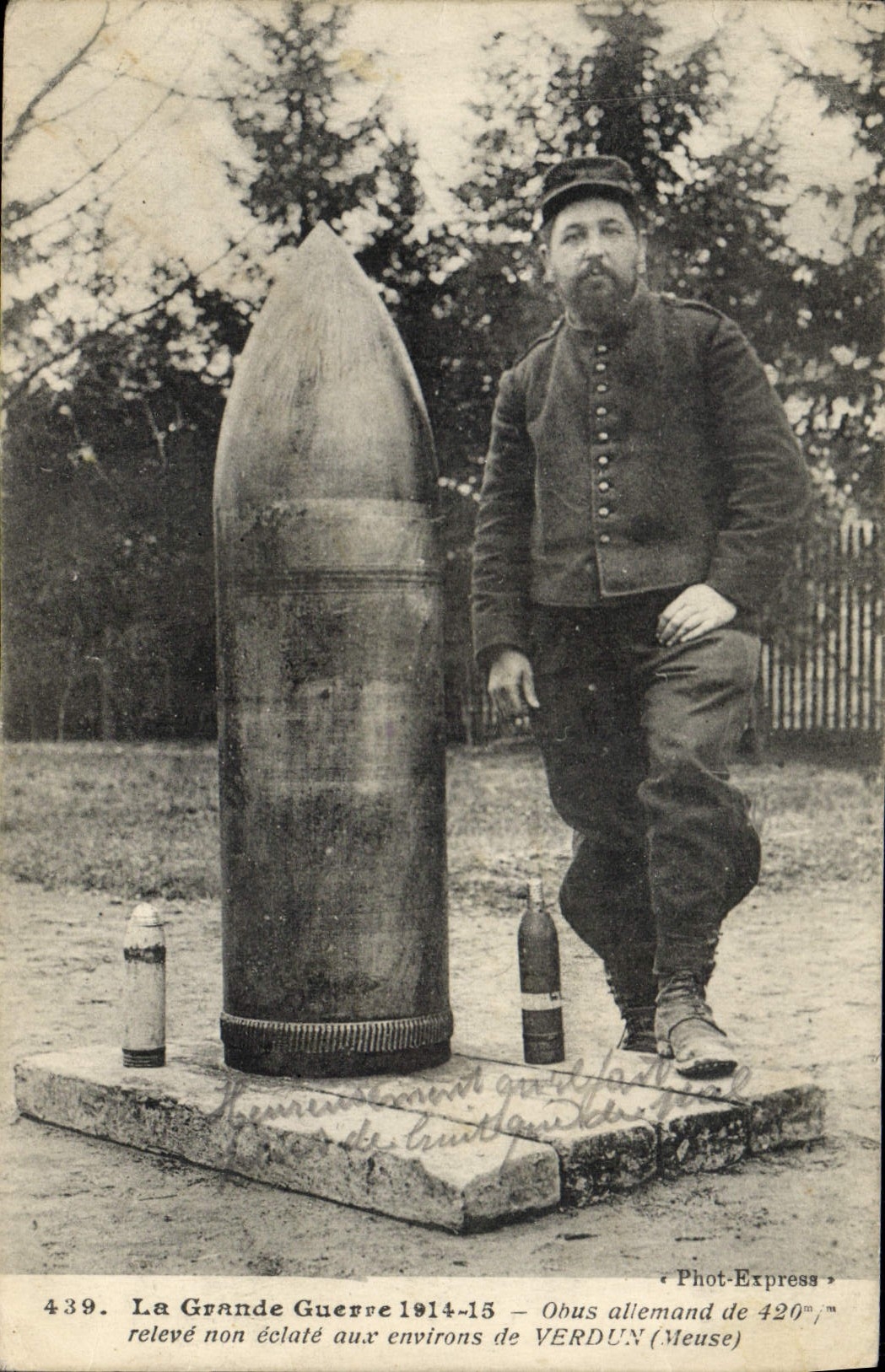 CPA Militaria Obus allemand de 420mm environs de Verdun