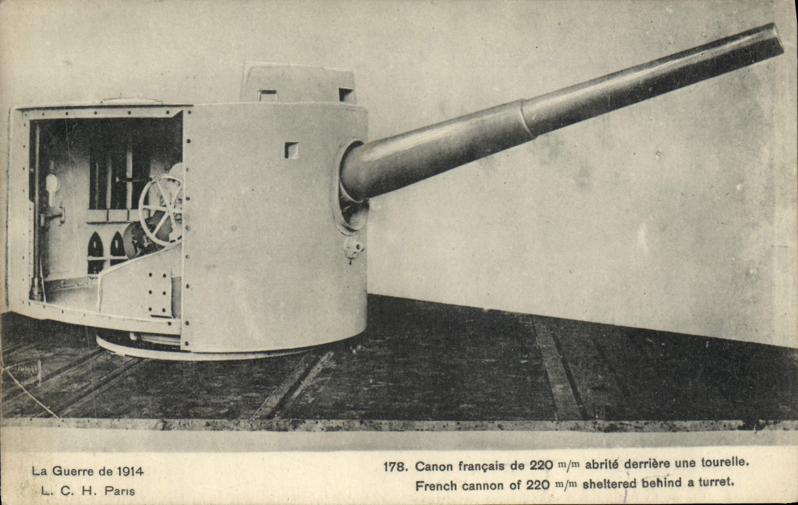 CPA Militaria Canon francais de 220mm abrite derriere une tourelle