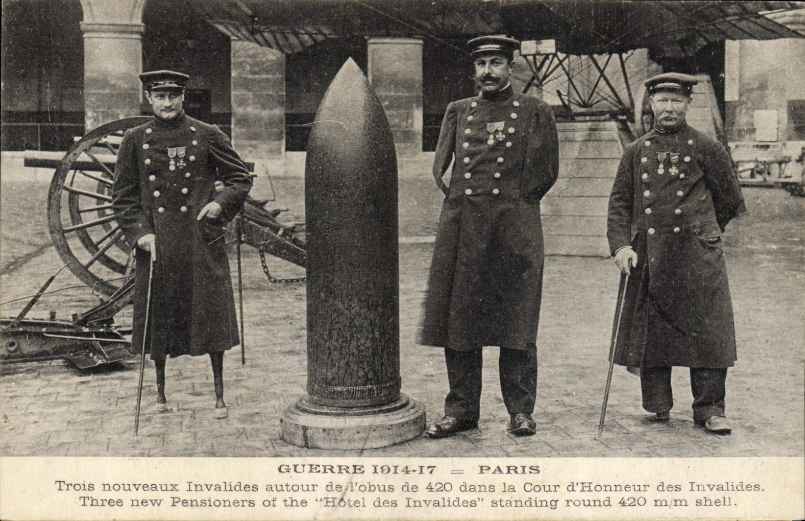 CPA Militaria Paris Trois nouveaux Invalides autour de l'obus de 420 dans la cour d'honneur des Invalides 