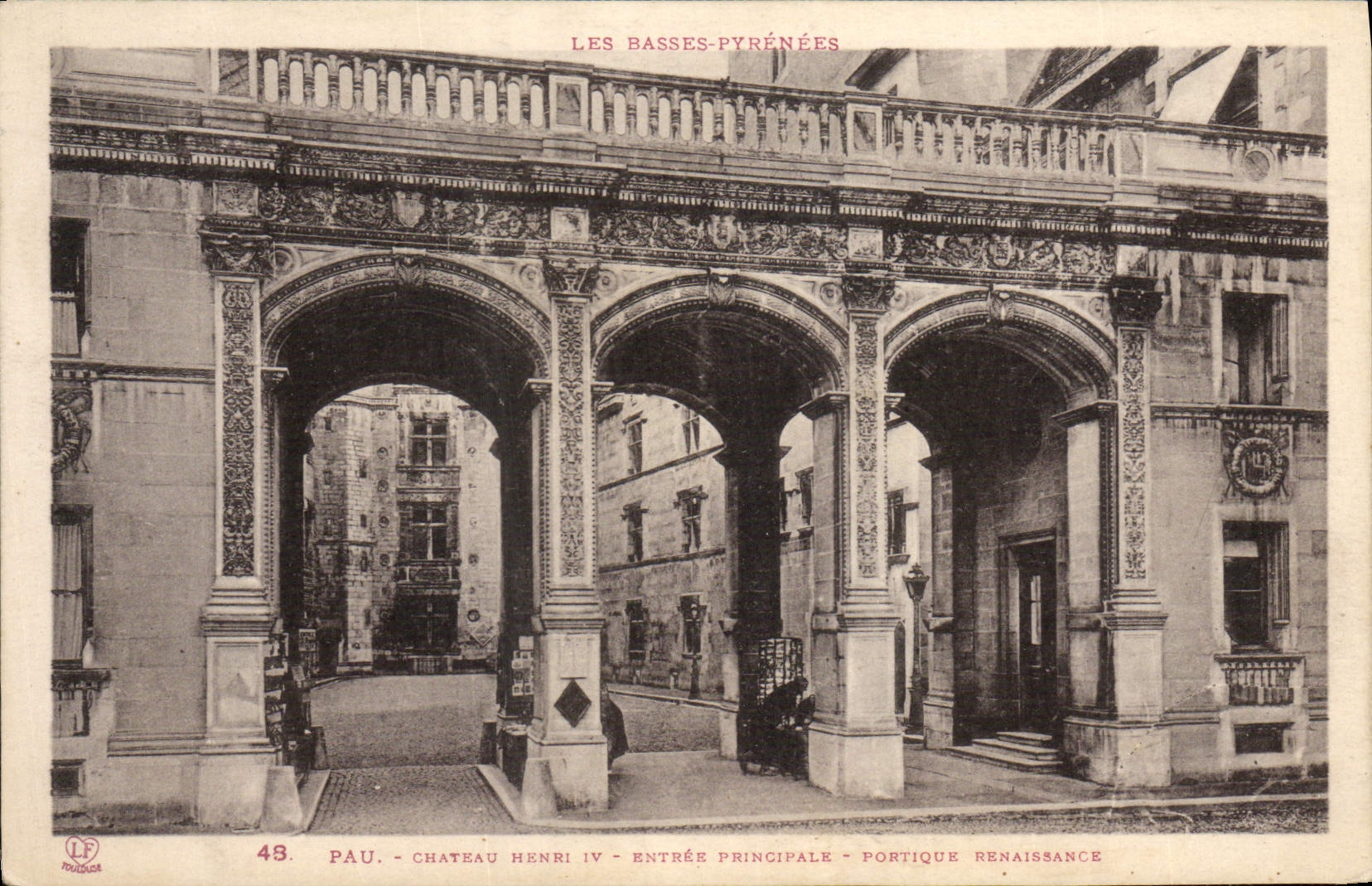 Pórtico de la entrada principal de Enrique IV del castillo de Pau de la POSTAL de la VENDIMIA Renacimiento