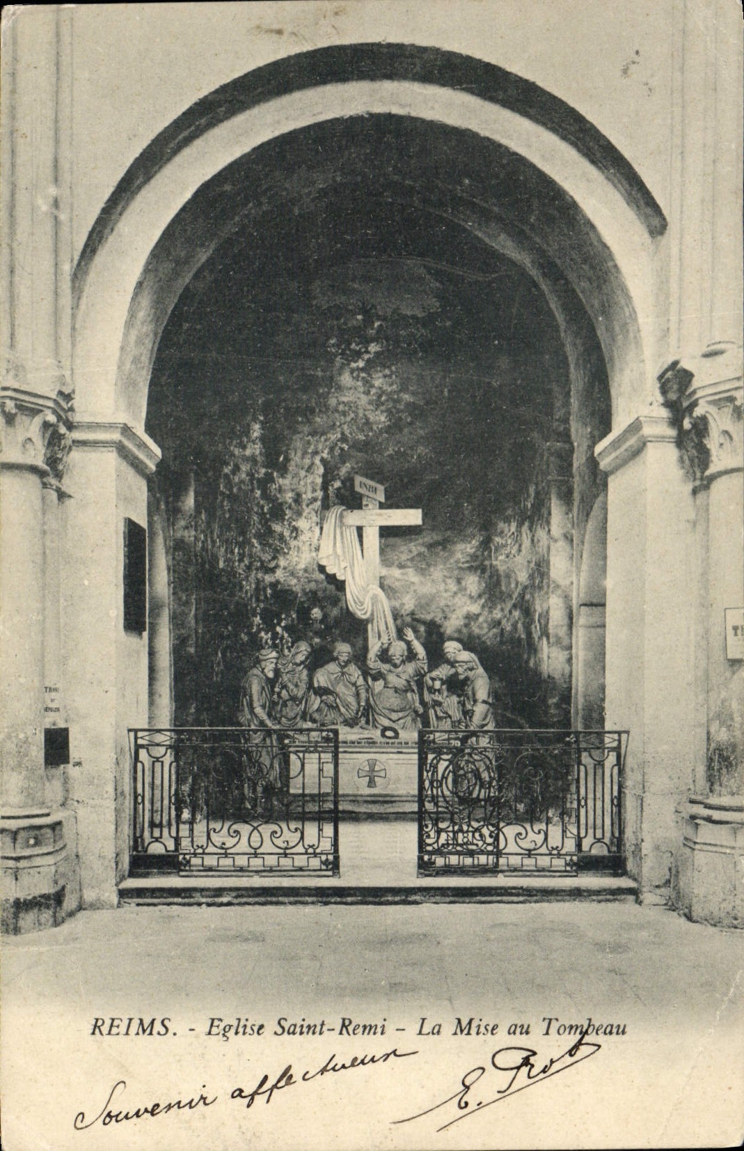 Saint Remi de la iglesia de Reims de la POSTAL de la VENDIMIA el ajuste con la tumba