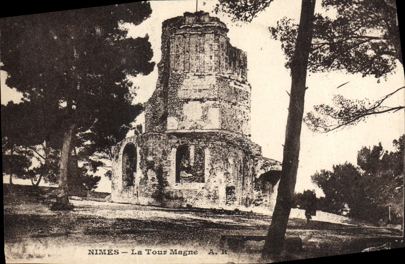 CPA Nimes La Tour Magne