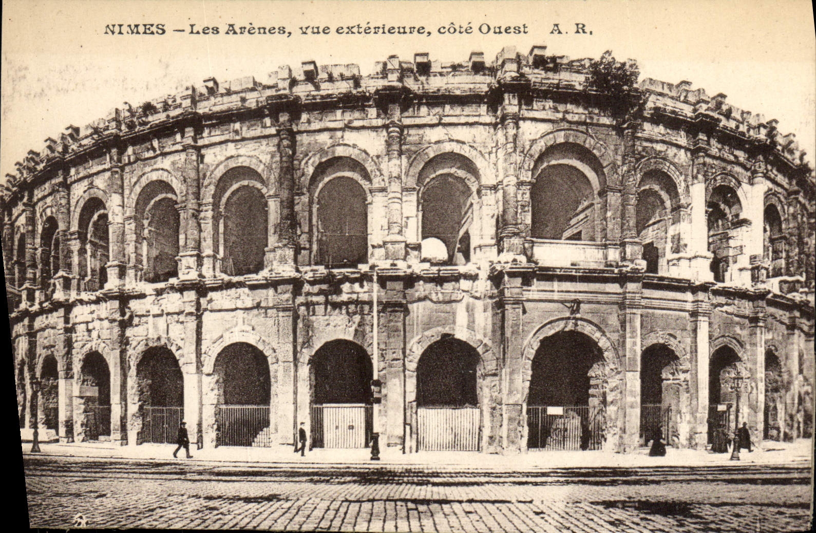 CPA Nimes Les Arenes Vue exterieure