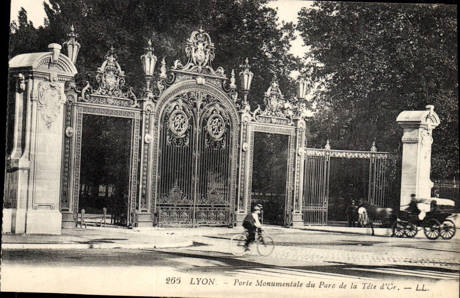 VINTAGE POSTCARD Lyon Carries Monumental of the Park of the Gold Head