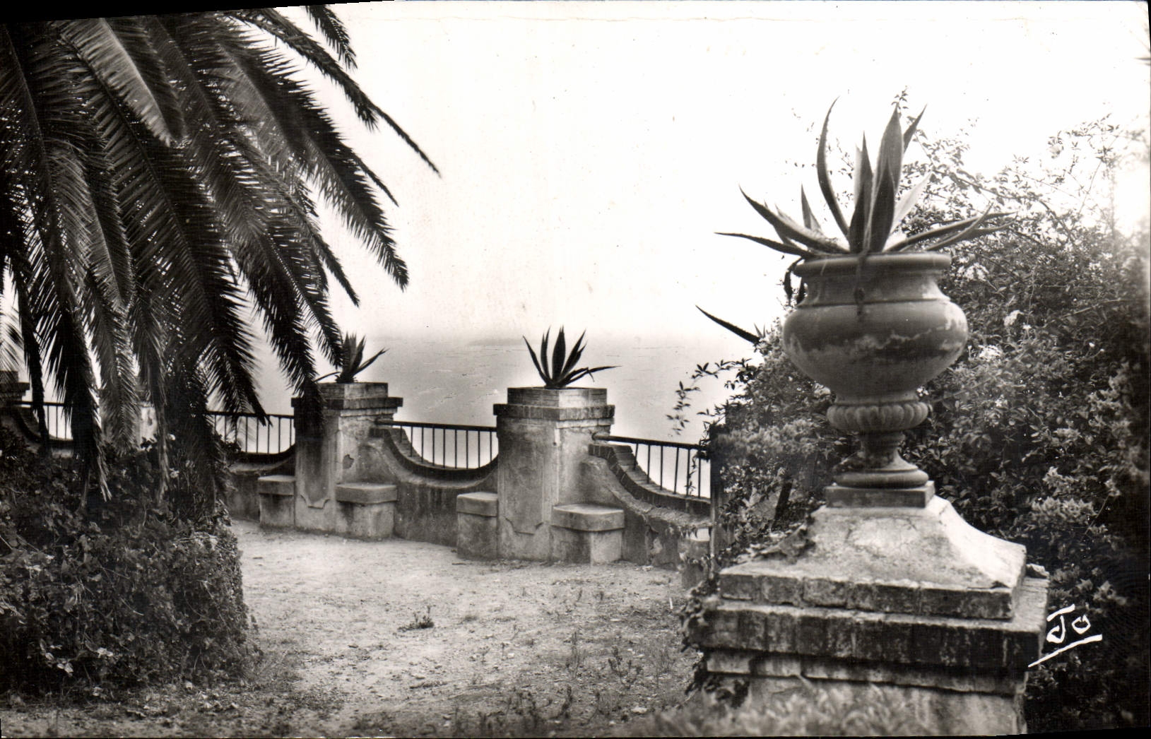 MODERN CARD Theoule a corner of the terrace