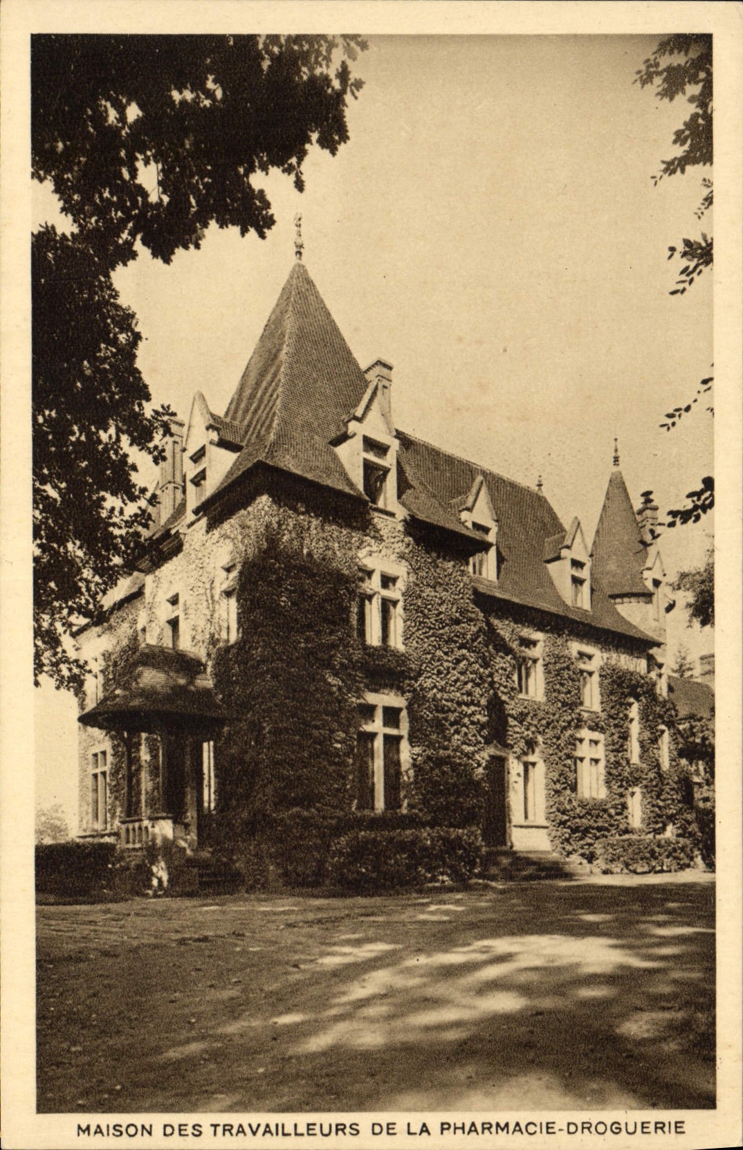 CPA Maison des travailleurs de la Pharmacie Droguerie Garchirey