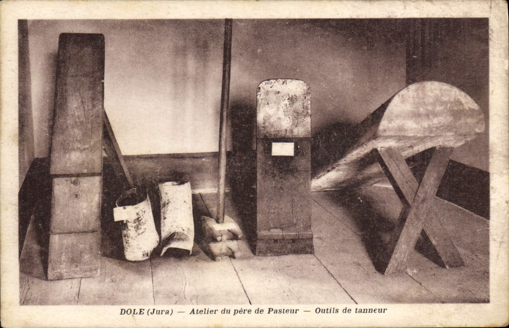 CPA Dole Atelier du pere de Pasteur Outils de tanneur 