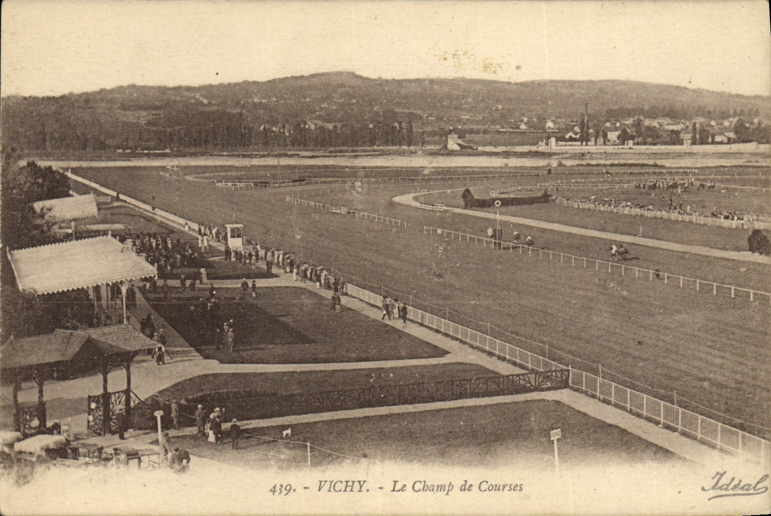 CPA Cheval Equitation Hippisme Vichy le champ de courses