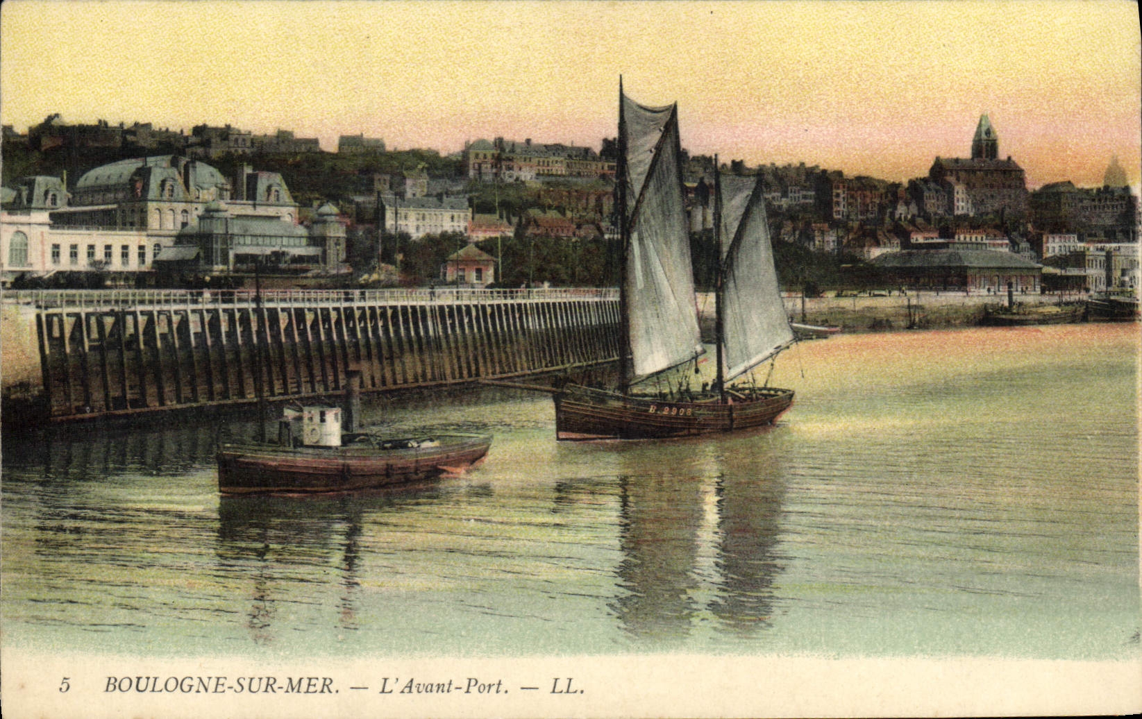 Barco de Boulogne de la POSTAL de la VENDIMIA en el mar antes del puerto