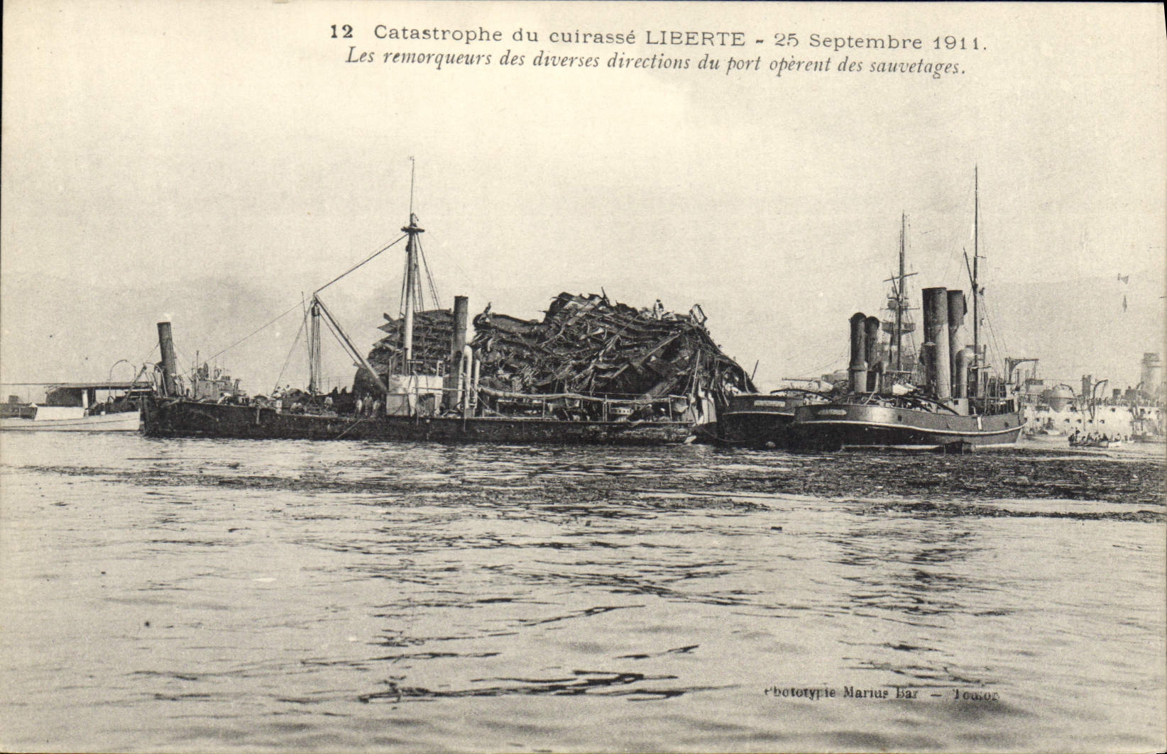 CPA Bateau Catastrophe du cuirasse Liberte Les remorqueurs