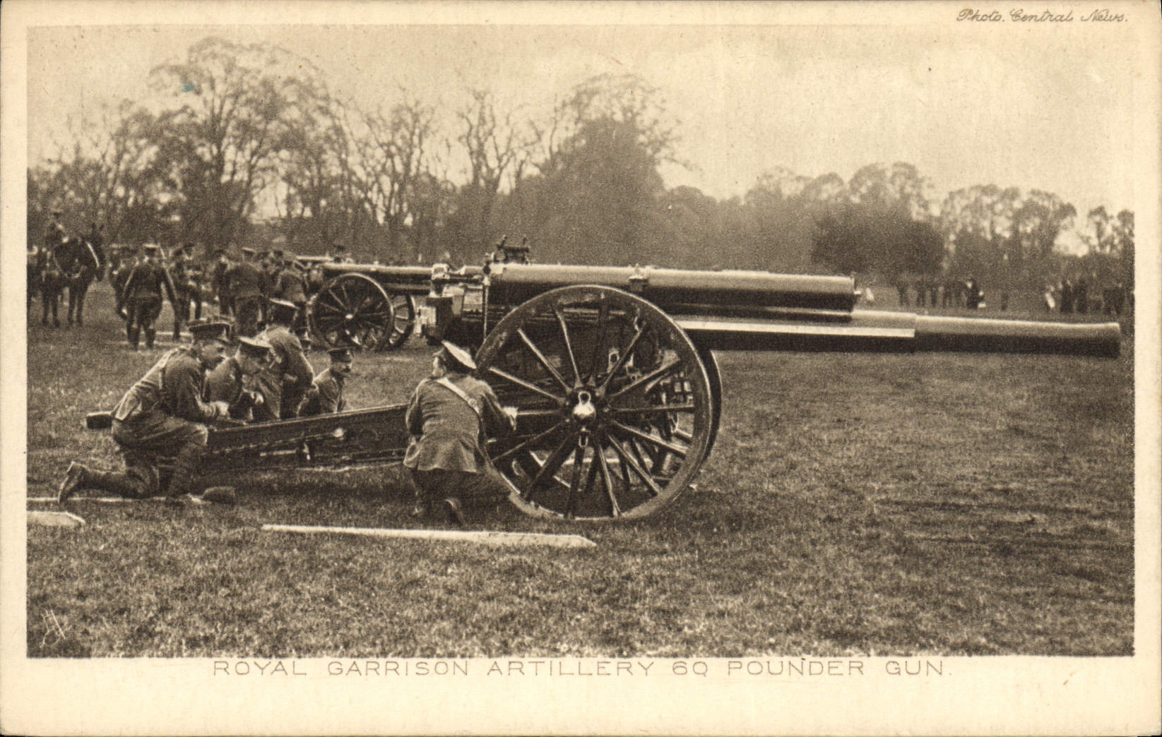 VINTAGE POSTCARD Royal Militaria Garrison artillery 6Q Pounder Gun