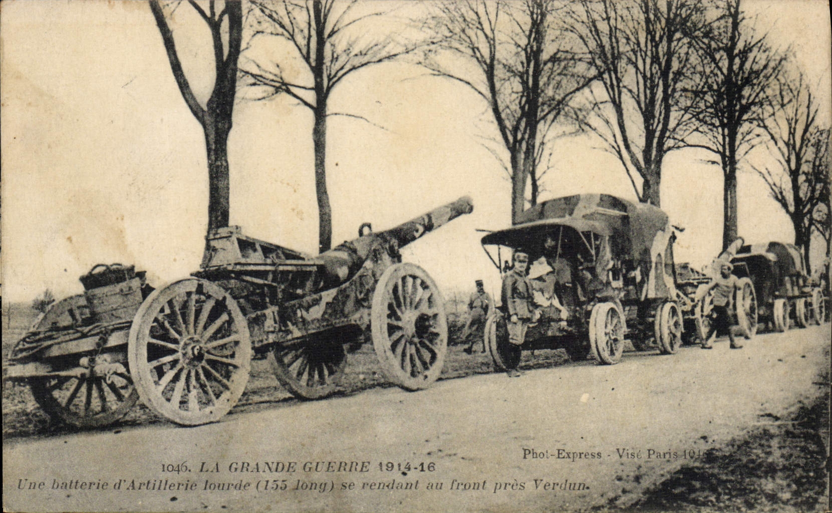CPA Militaria Une batterie d'artillere lourde se rendant au front pres de Verdun 