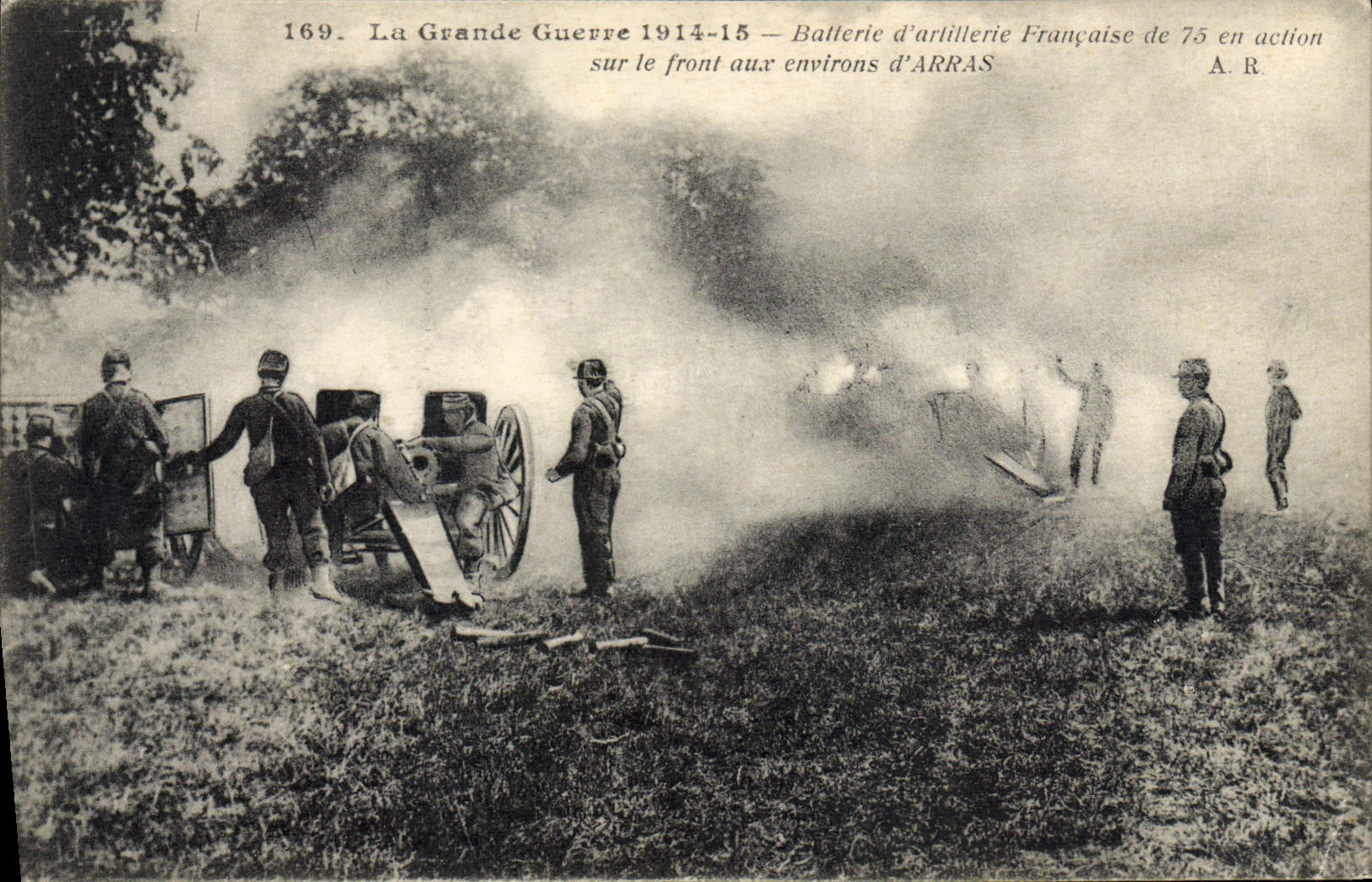 VINTAGE POSTCARD Militaria Battery of French artillery of 75 in action on the face around Arras