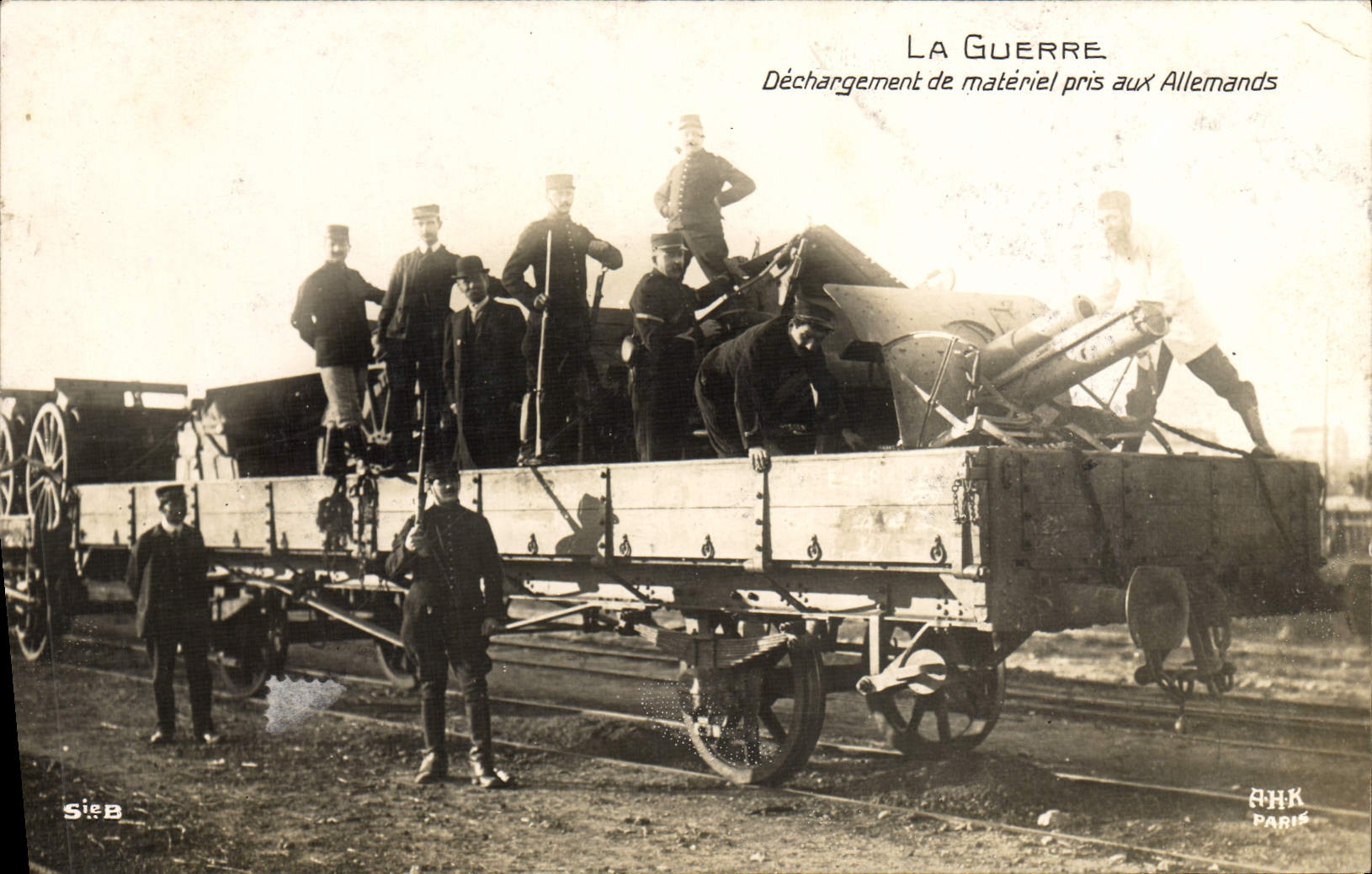 CPA Militaria Dechargement de materiel pris aux Allemands 