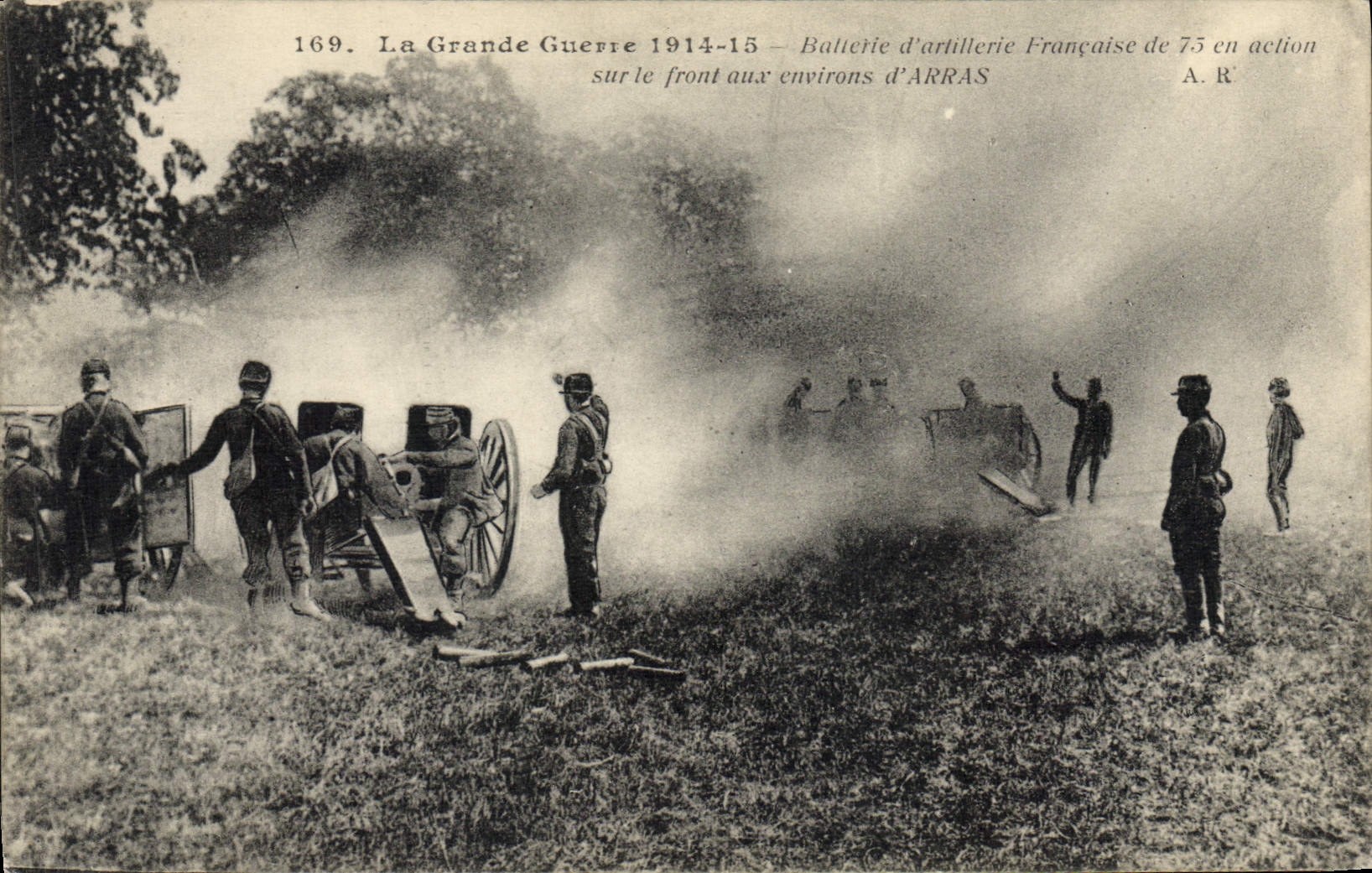 CPA Militaria Batterie d'artillerie francaise de 75 en action sur le front aux environs d'Arras