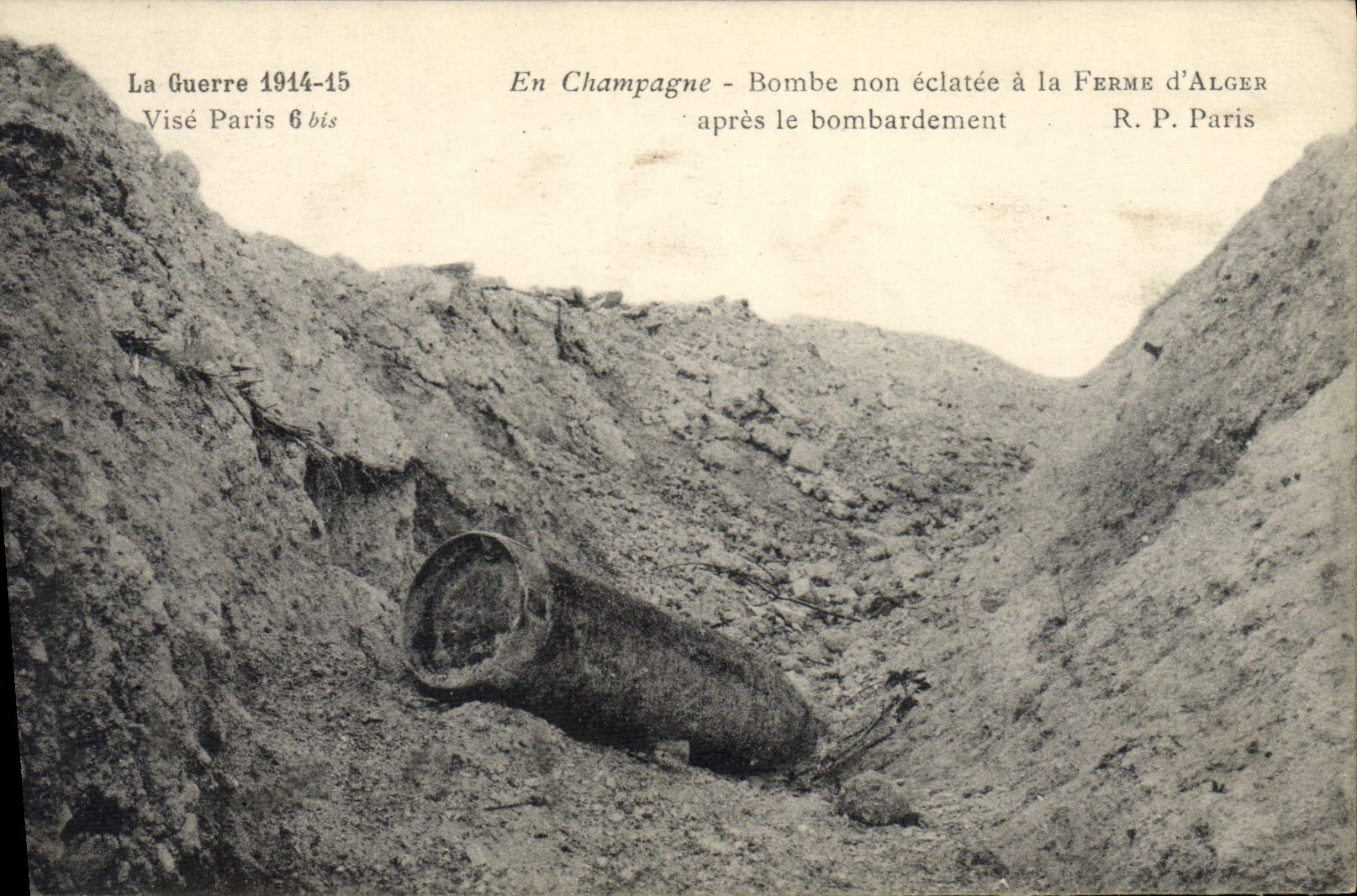 CPA Militaria Champagne Bombe non eclatee a la ferme d'Alger apres le bombardement