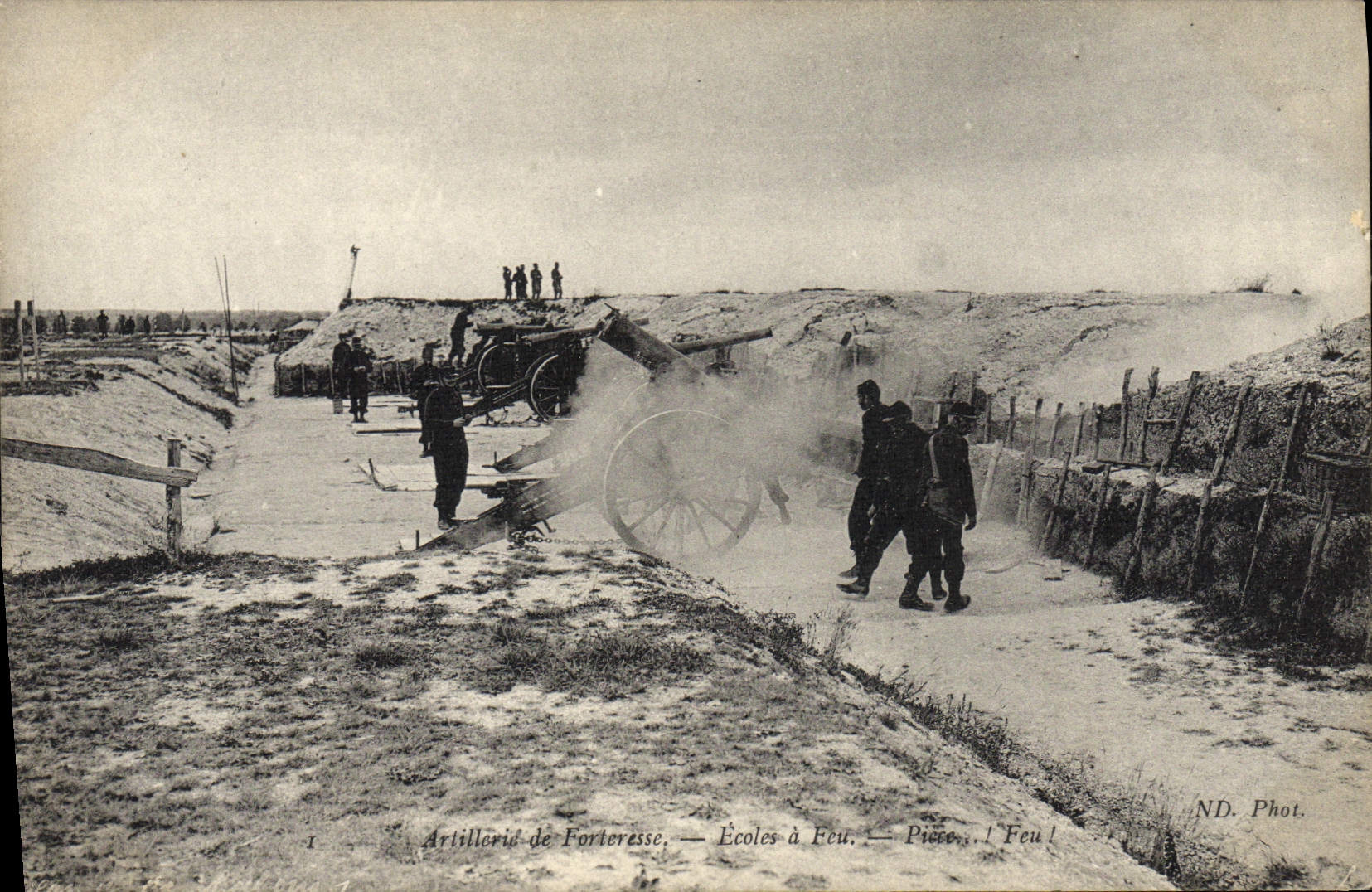 VINTAGE POSTCARD Militaria Artillerie of Ecoles fortress has fire