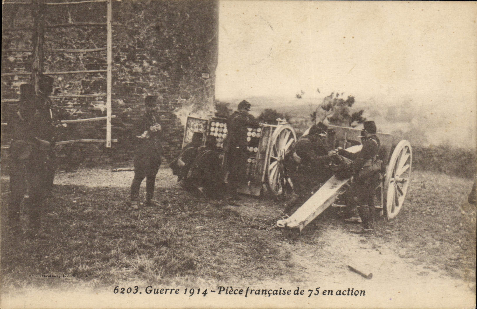 CPA Militaria Piece francaise de 75 en action