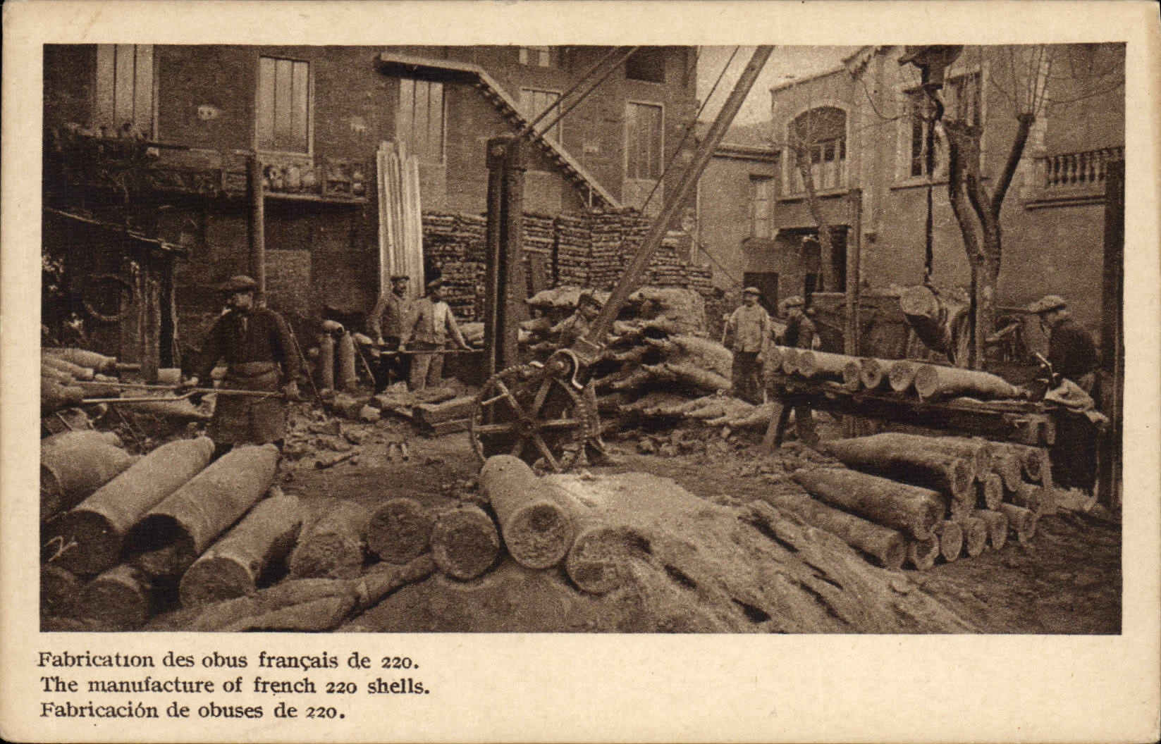 CPA Militaria Fabrication des obus francais de 220