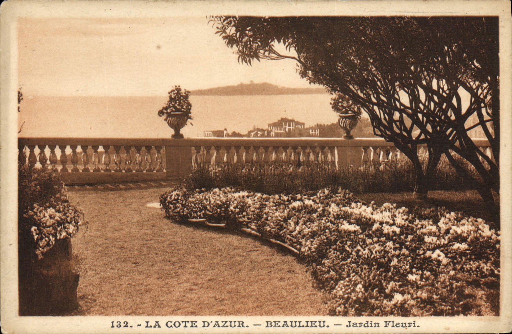 CPA Beaulieu Jardin Fleuri