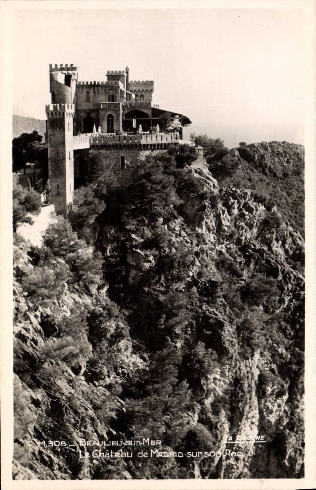 CPA Beaulieu sur Mer Le chateau de Madrid sur son roc 