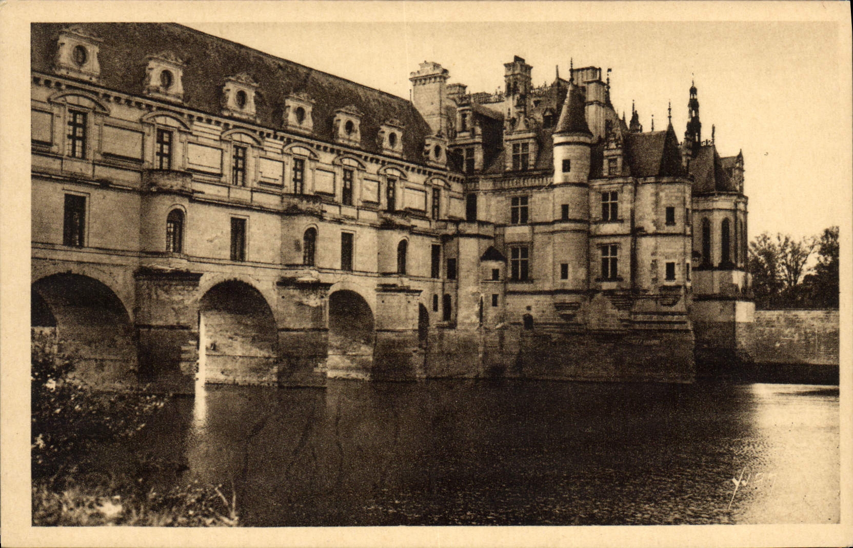 VINTAGE POSTCARD Chenonceaux the Castle Frontage Is