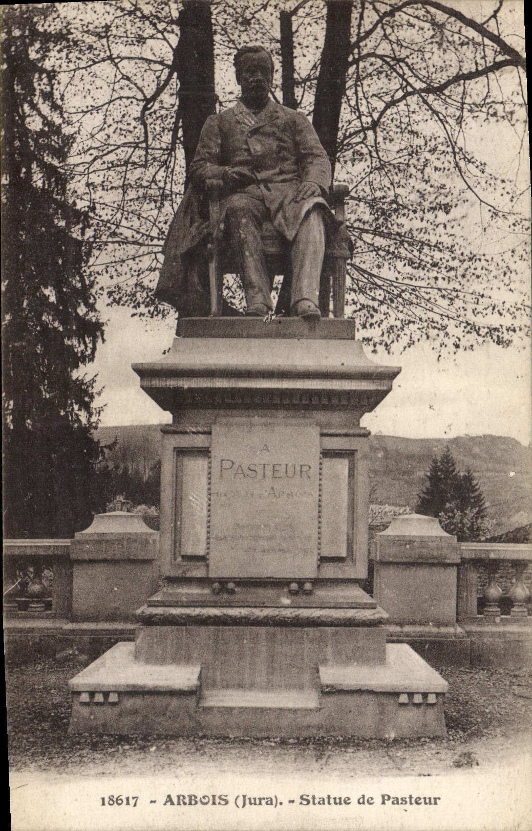 CPA Arbois Statue de Pasteur