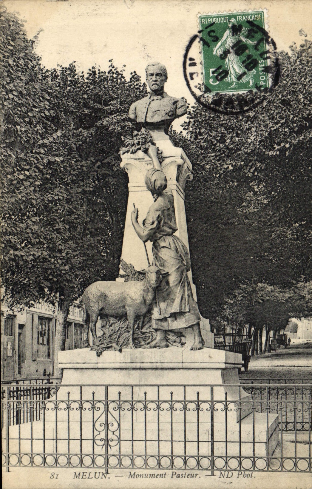 CPA Melun Monument Pasteur