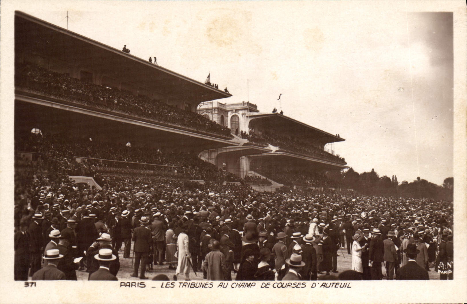 Plataformas de Hippisme París de la equitación del caballo de la POSTAL de la VENDIMIA con el hipódromo de Auteuil