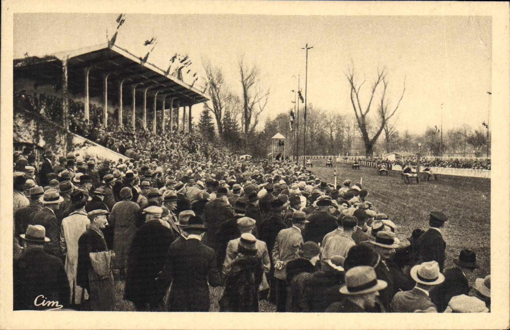 Hipódromo de Hippisme Feurs de la equitación del caballo de la POSTAL de la VENDIMIA una llegada