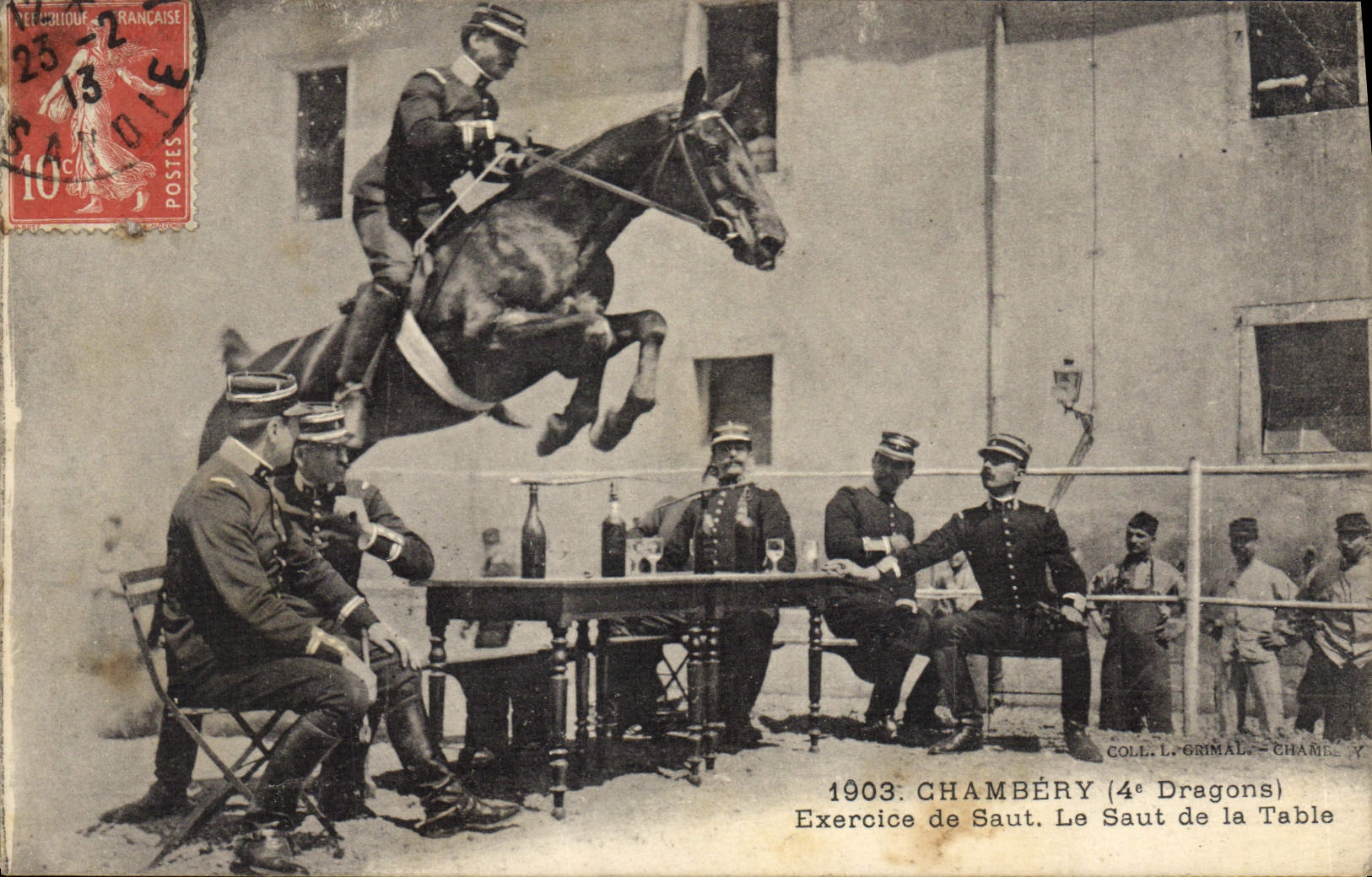 Ejercicio de los dragones de Hippisme Chambéry de la equitación del caballo de la POSTAL de la VENDIMIA 4to del salto el salto de la TAPA de tabla