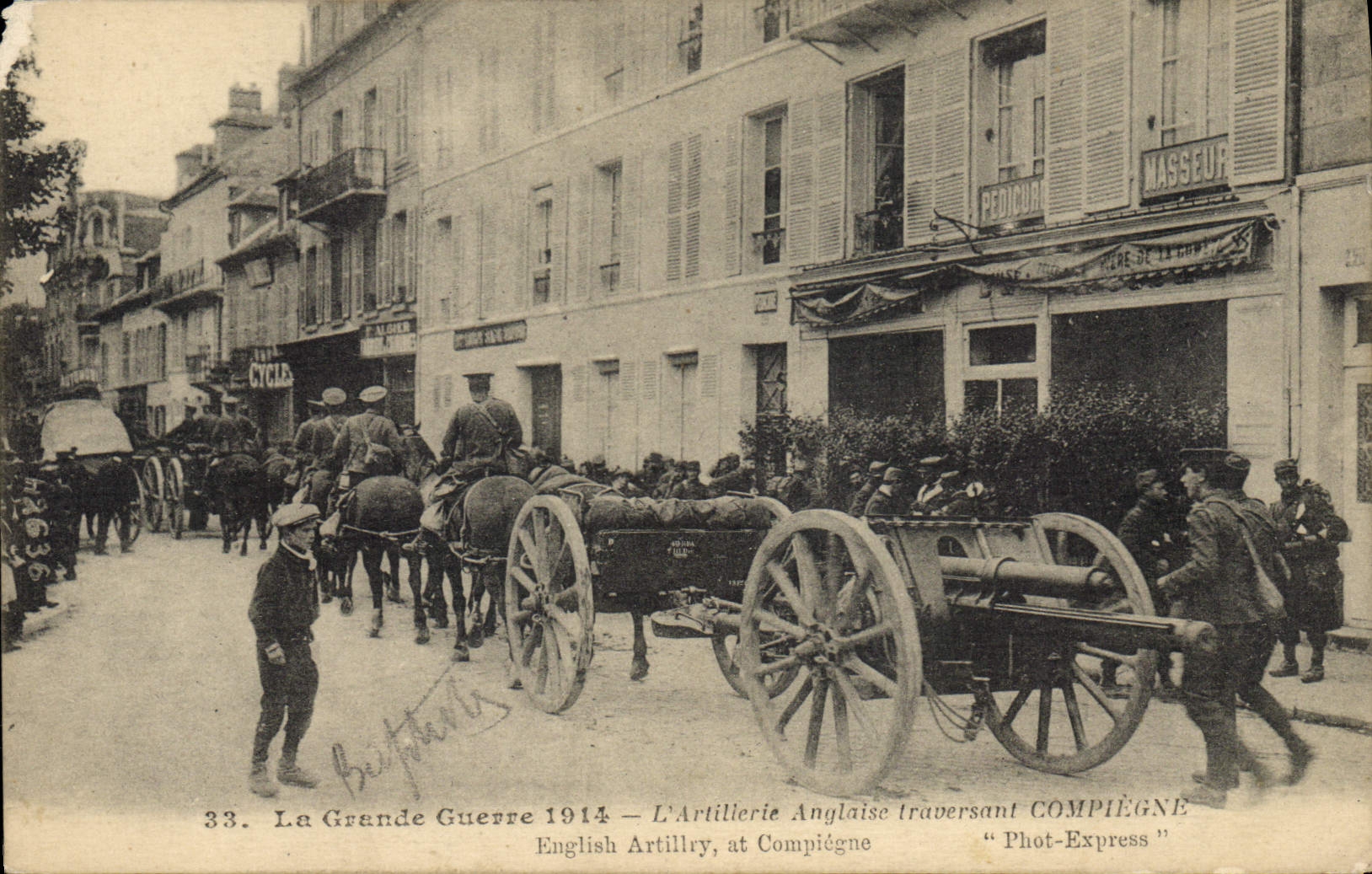 CPA Militaria L'artillerie anglaise traversant Compiegne 
