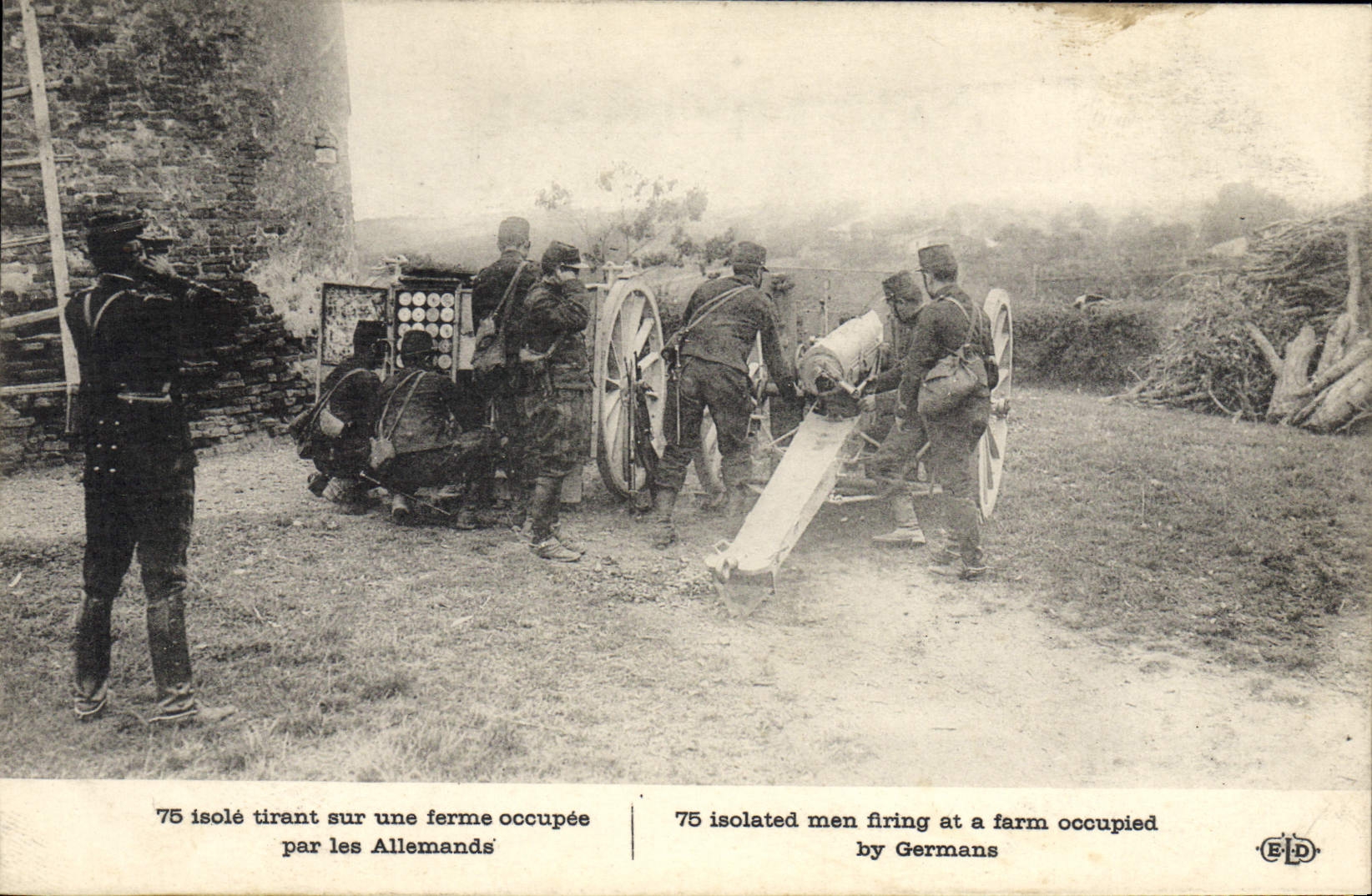 CPA Militaria 75 isole tirant sur une ferme occupee par les Allemands 