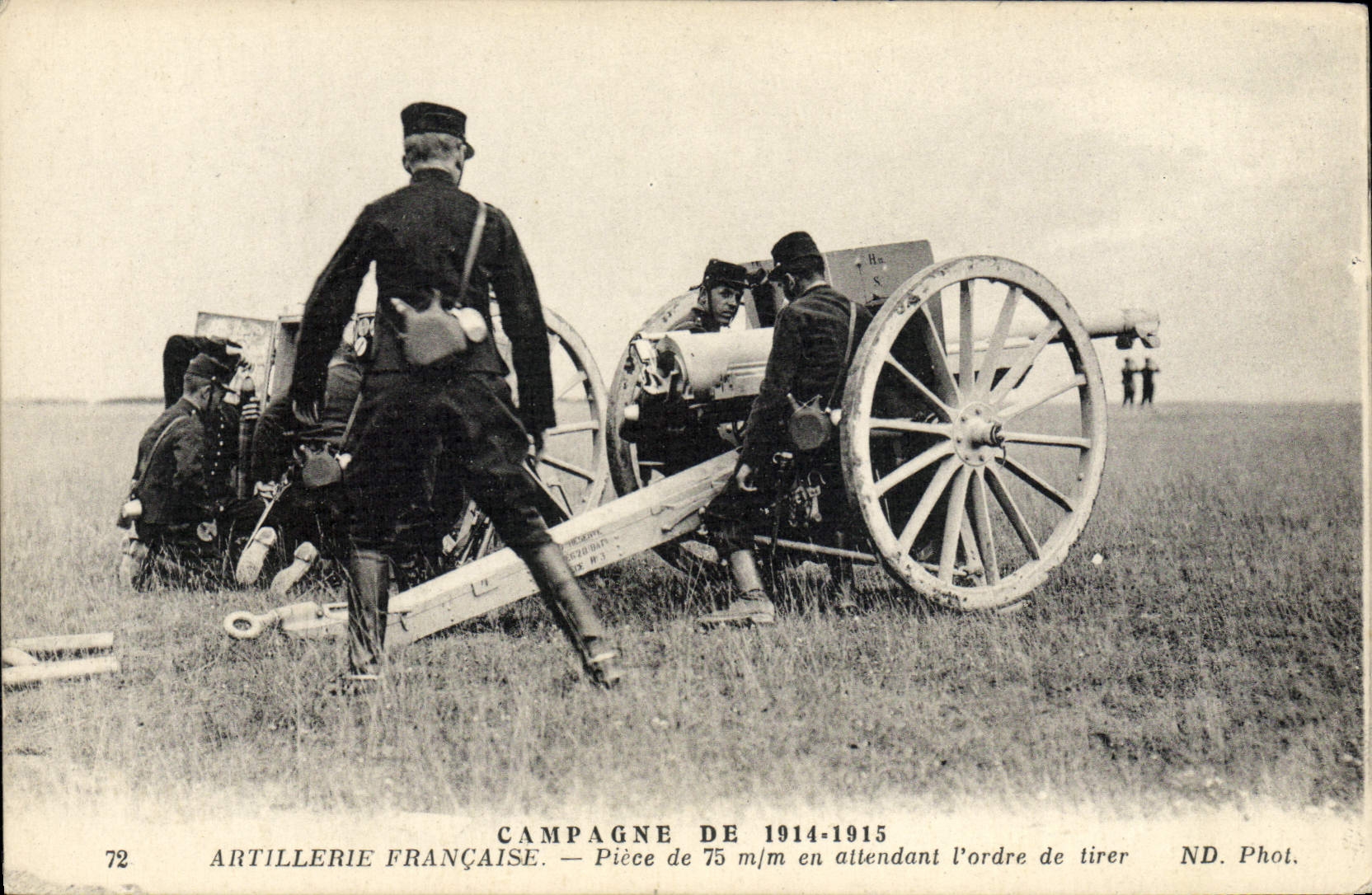 Pieza de la artillería de Militaria de la POSTAL de la VENDIMIA de 75m m mientras que espera la pedido del shooting