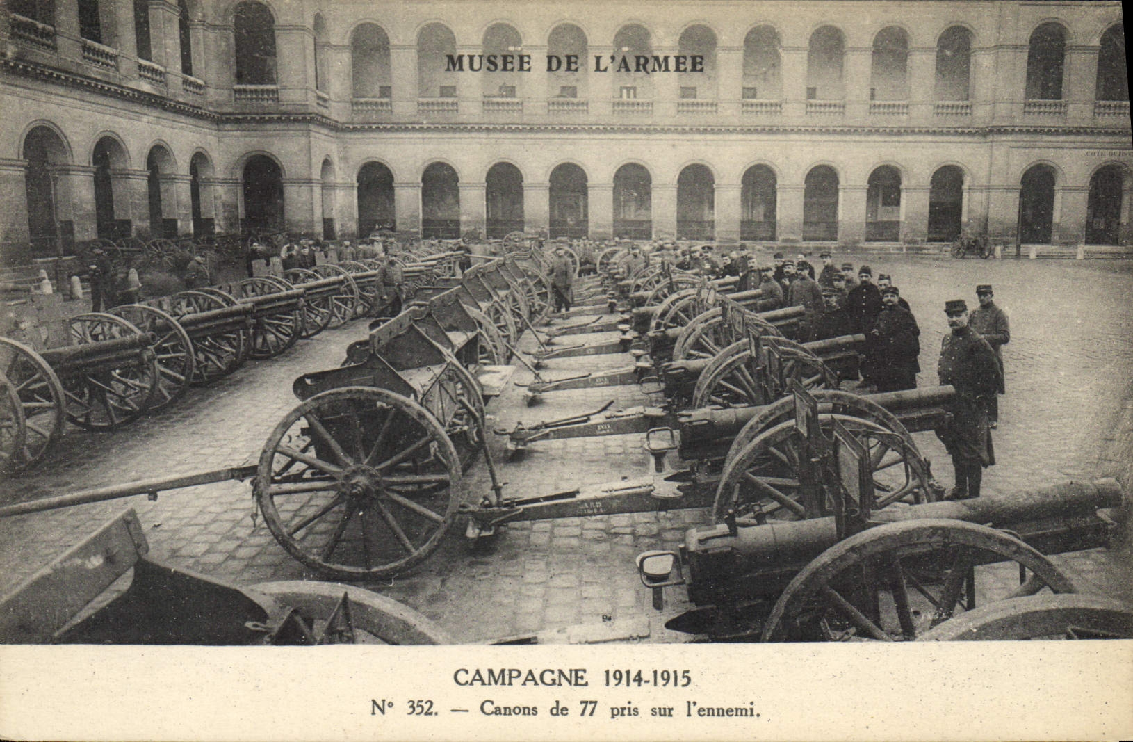 CPA Militaria Paris Musee de l'armee Canons de 77 pris sur l'ennemi