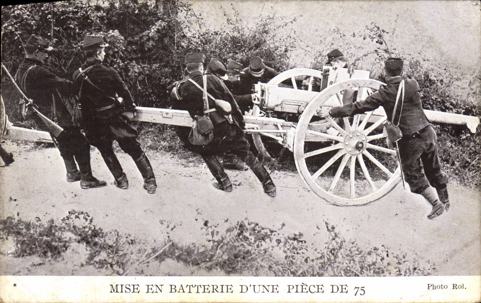 CPA Militaria Mise en batterie d'une piece de 75