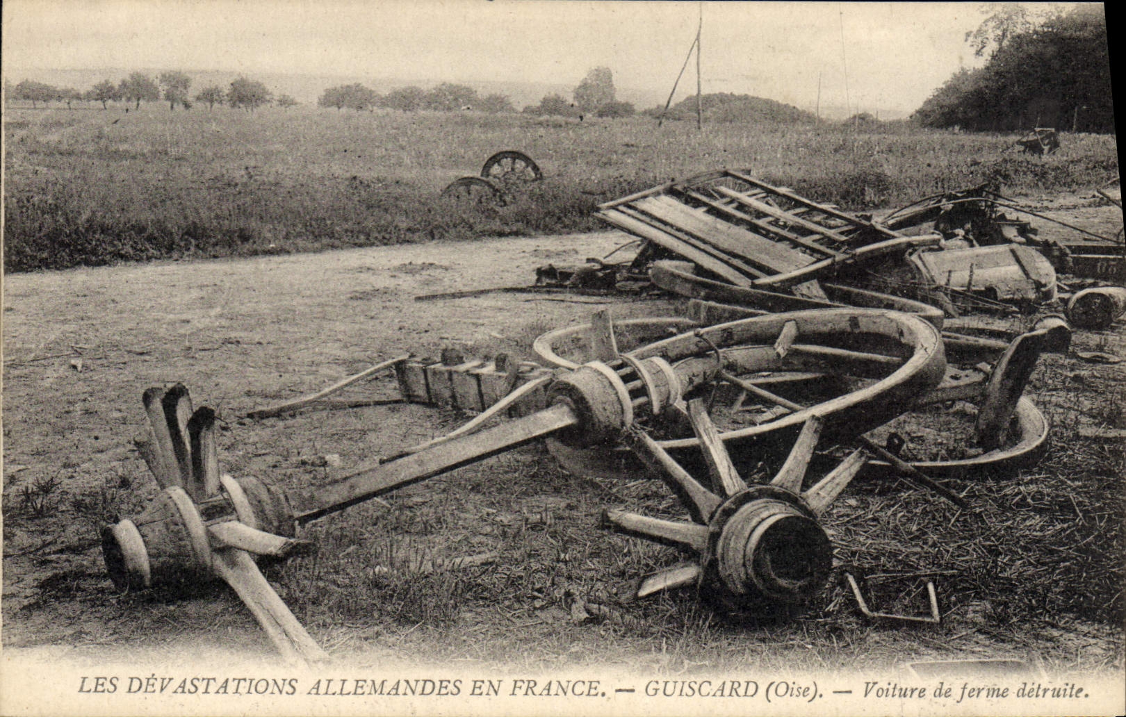 CPA Militaria Guiscard Voiture de ferme detruite 