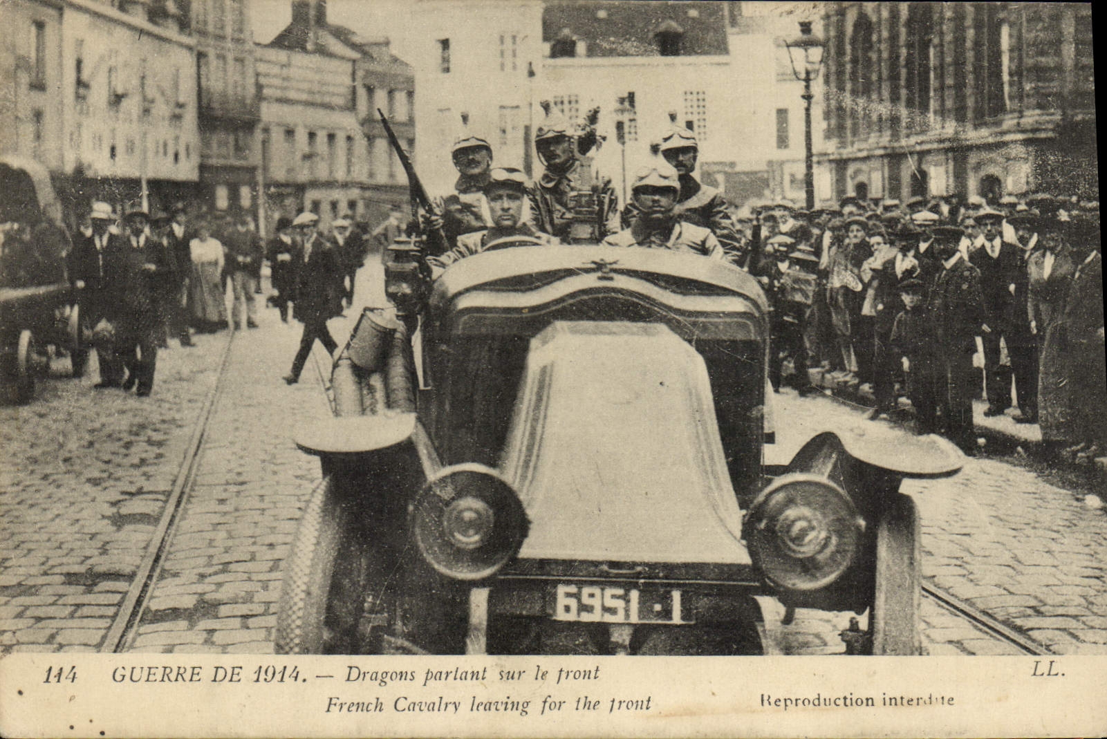 CPA Militaria Dragons partant sur le front Automobile 