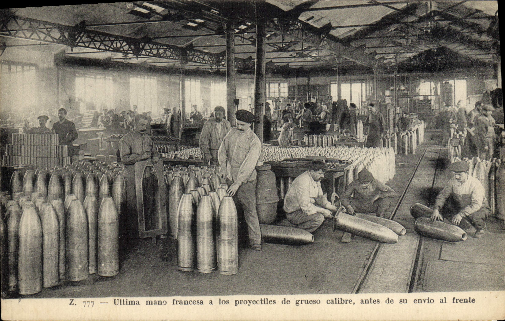 CPA Militaria Fabrication d'obus 