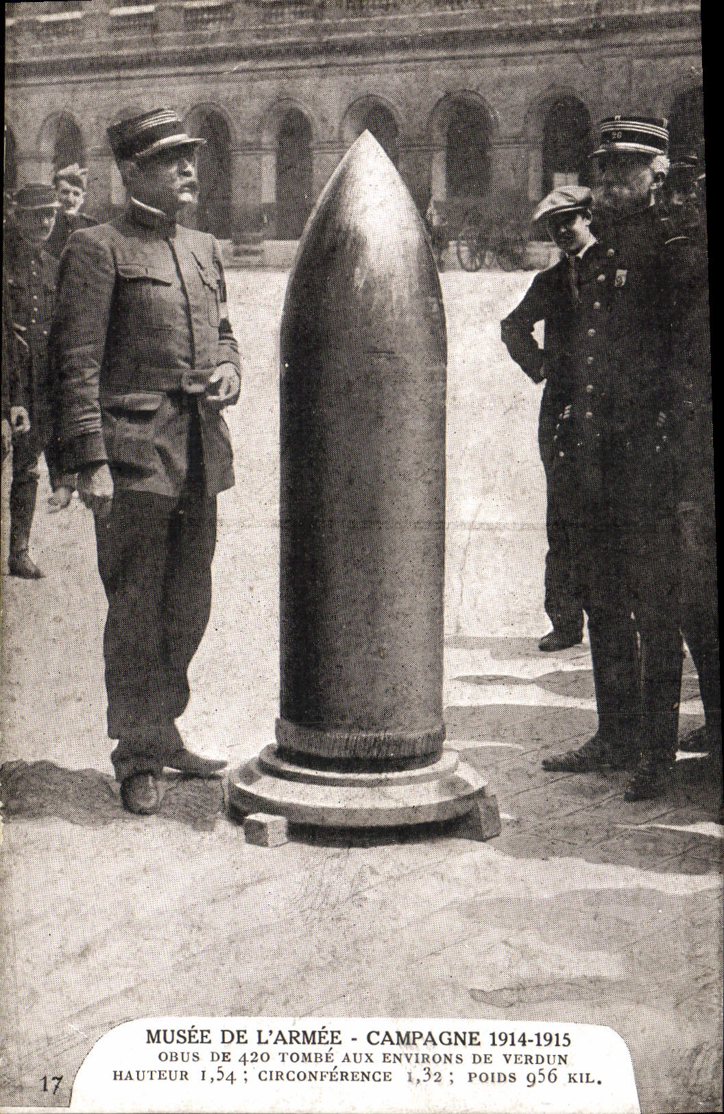 CPA Militaria Paris Musee de l'armee Obus de 420 tombe aux environs de Verdun