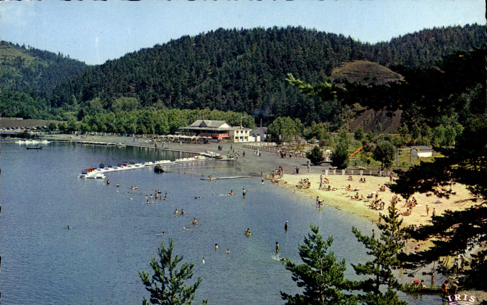 CPM L'Auvergne Le Lac Chambon La plage 