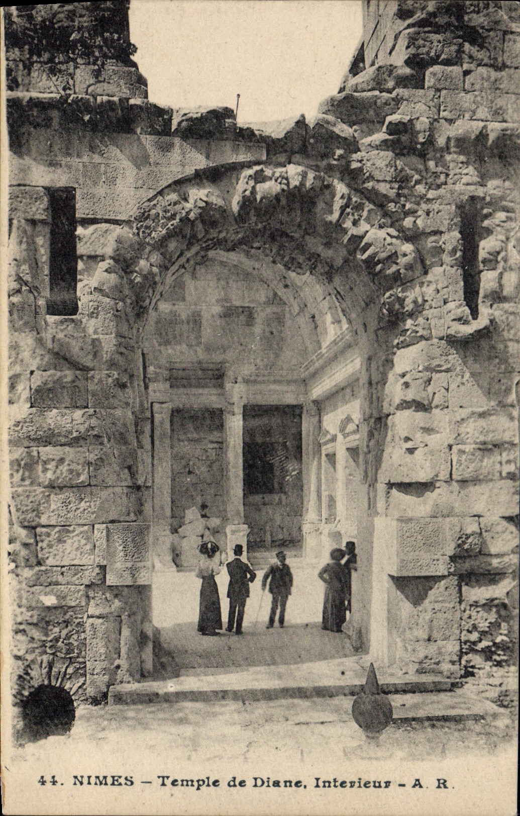 CPA Nimes Temple de Diane Interieur