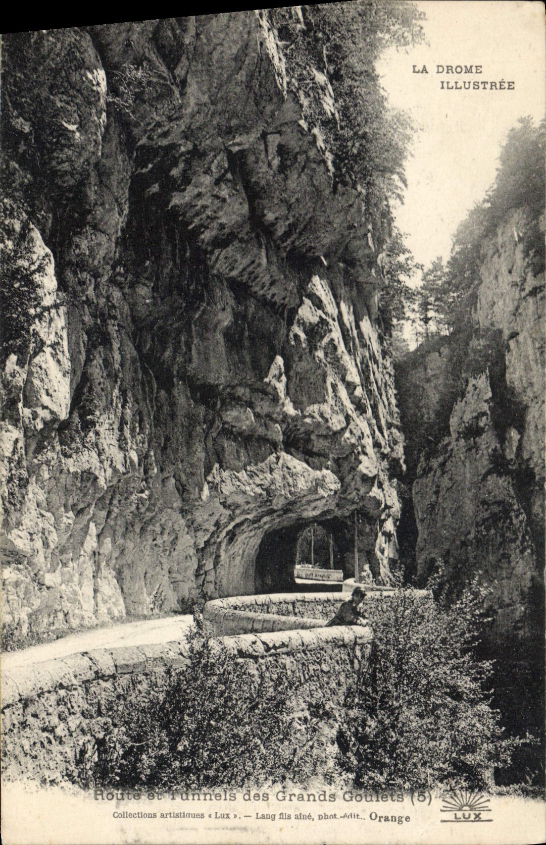 VINTAGE POSTCARD Road and tunnels of the Great narrow parts