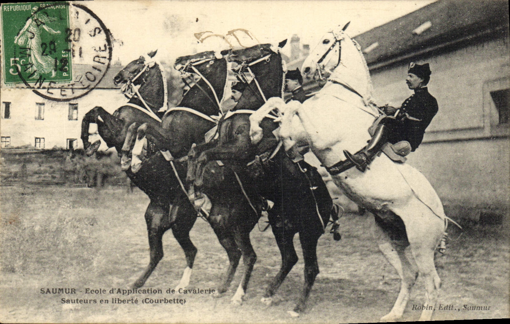 Escuela de Hippisme Saumur de la equitación del caballo de la POSTAL de la VENDIMIA del uso de los puentes de la caballería en la libertad de Courbette