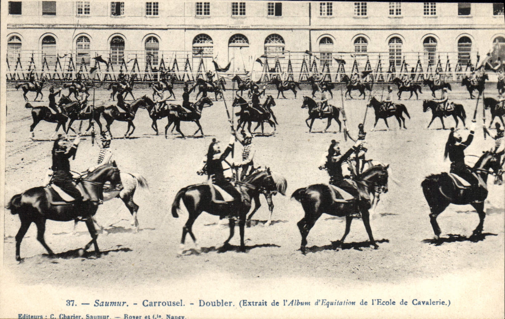 Carrusel de Hippisme Saumur de la equitación del caballo de la POSTAL de la VENDIMIA a doblar