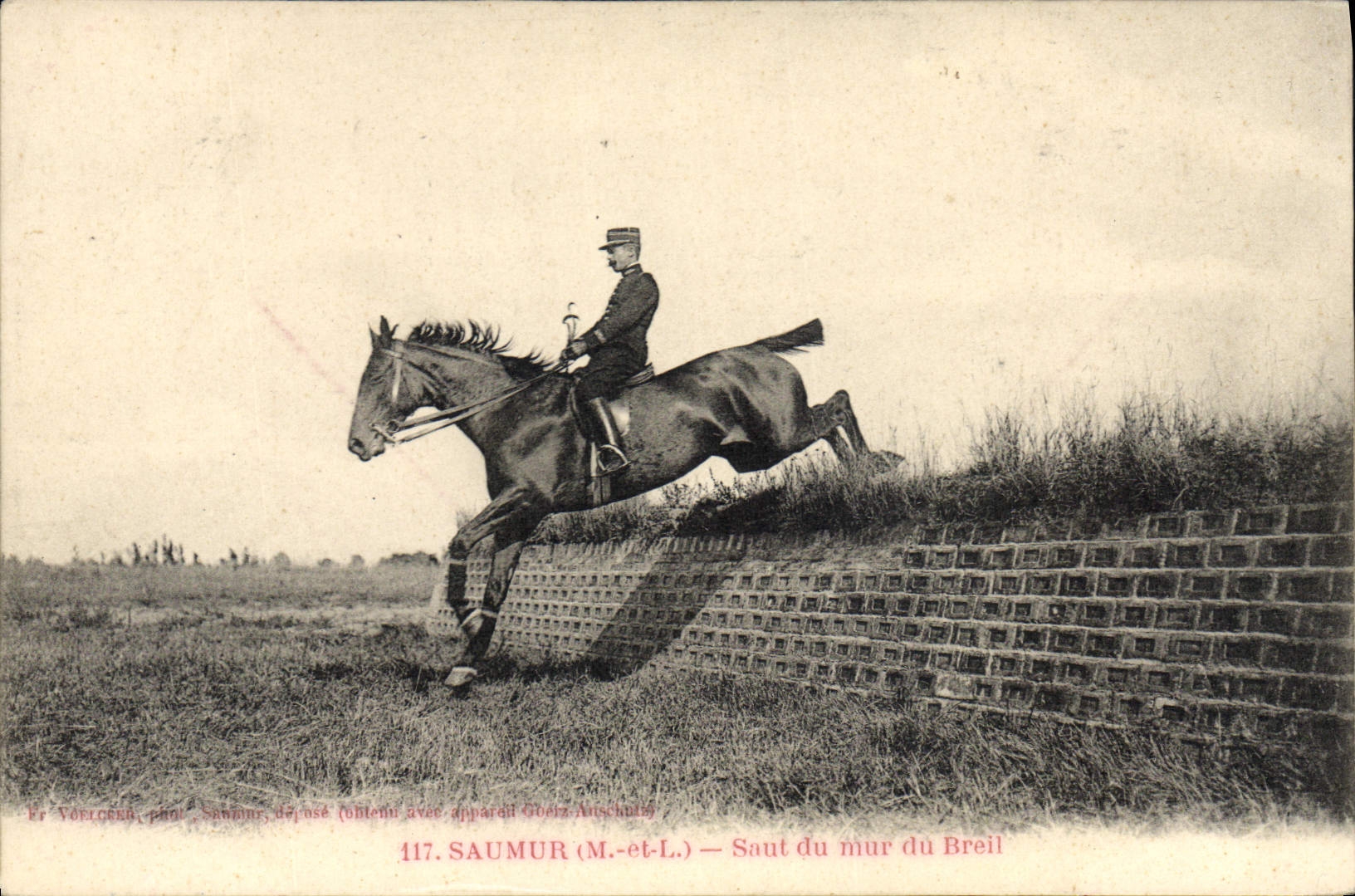 Salto de Hippisme Saumur de la equitación del caballo de la POSTAL de la VENDIMIA de la pared de Breil