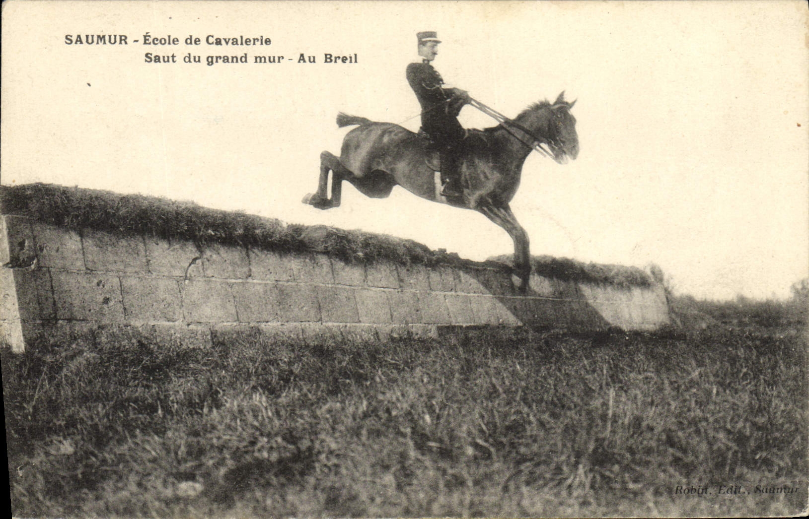 La escuela de Hippisme Saumur de la equitación del caballo de la POSTAL de la VENDIMIA de la caballería salta de la pared grande en Breil